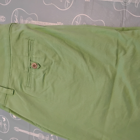 SOLD Green stretch Bermuda Knee Length Shorts Women’s Size 14 34W 13L - Picture 4 of 4